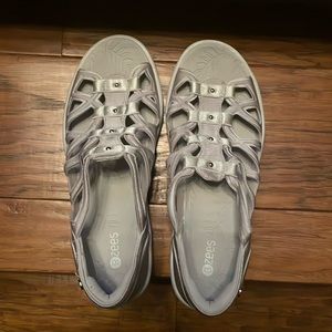 BZEES women’s slip on 9.5 shoes gray.